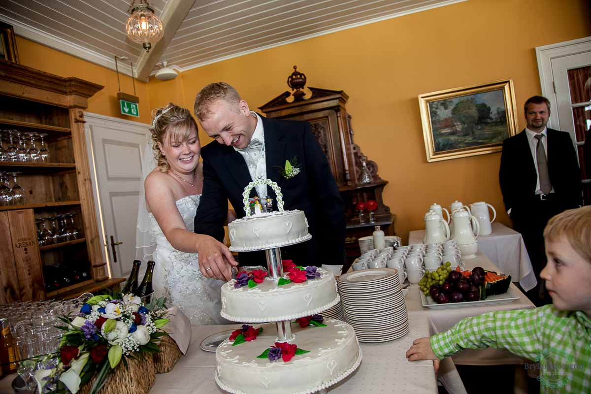 brudepar skærer bryllupskagen Ballebro Færgekro