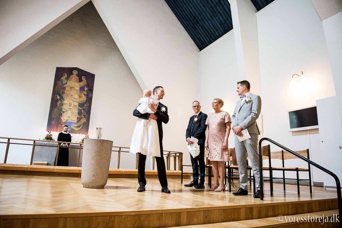 gommen venter på bruden i Christianskirken Aarhus