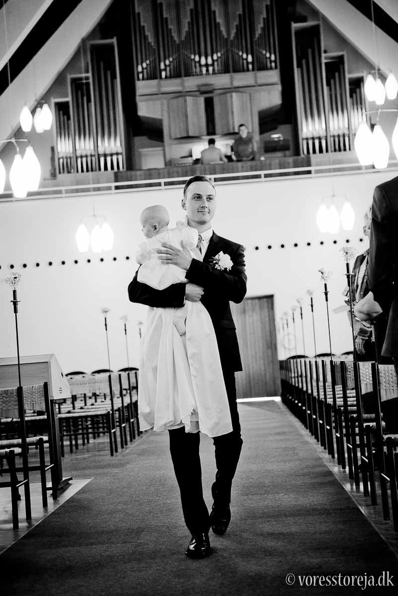 gom med baby i Christianskirken Aarhus bryllup